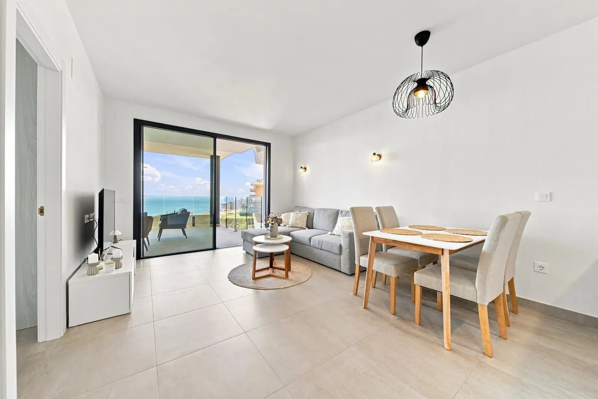 2 Bedroom Middle Floor Apartment for Sale in Fuengirola, Málaga - Image 5