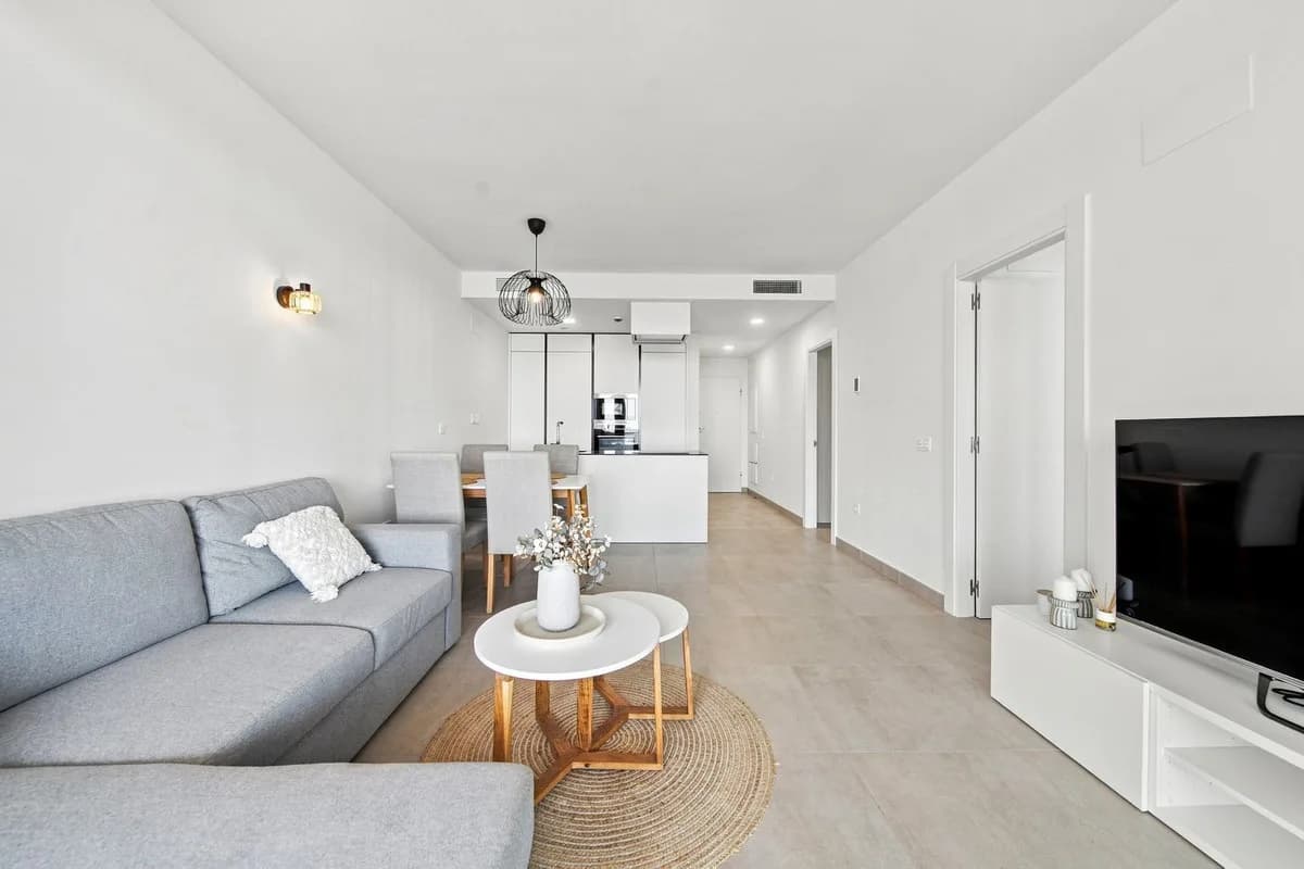 2 Bedroom Middle Floor Apartment for Sale in Fuengirola, Málaga - Image 6