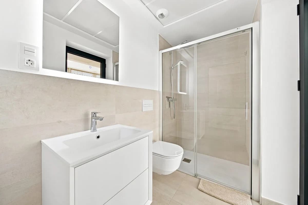 2 Bedroom Middle Floor Apartment for Sale in Fuengirola, Málaga - Image 7