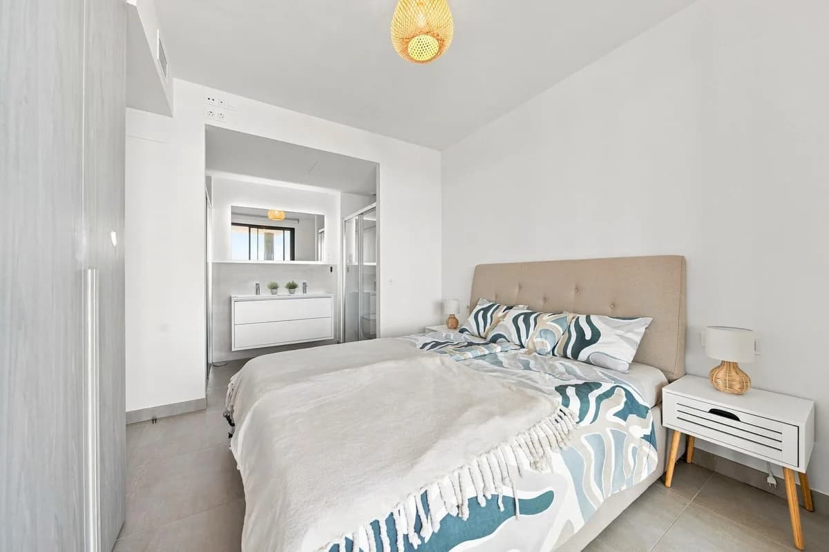 2 Bedroom Middle Floor Apartment for Sale in Fuengirola, Málaga - Image 8