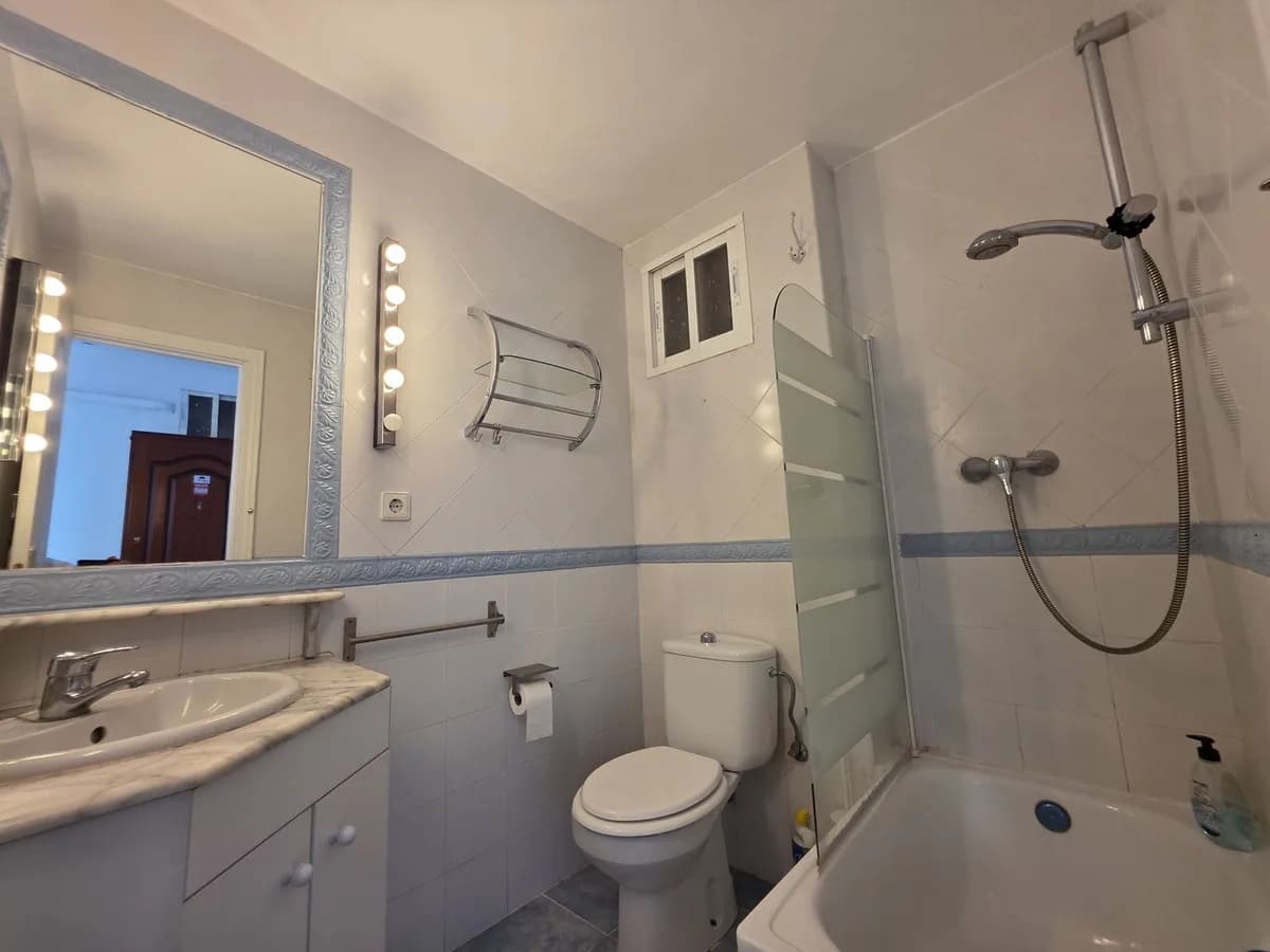 2 Bedroom Middle Floor Apartment for Sale in Marbella, Málaga - Image 4