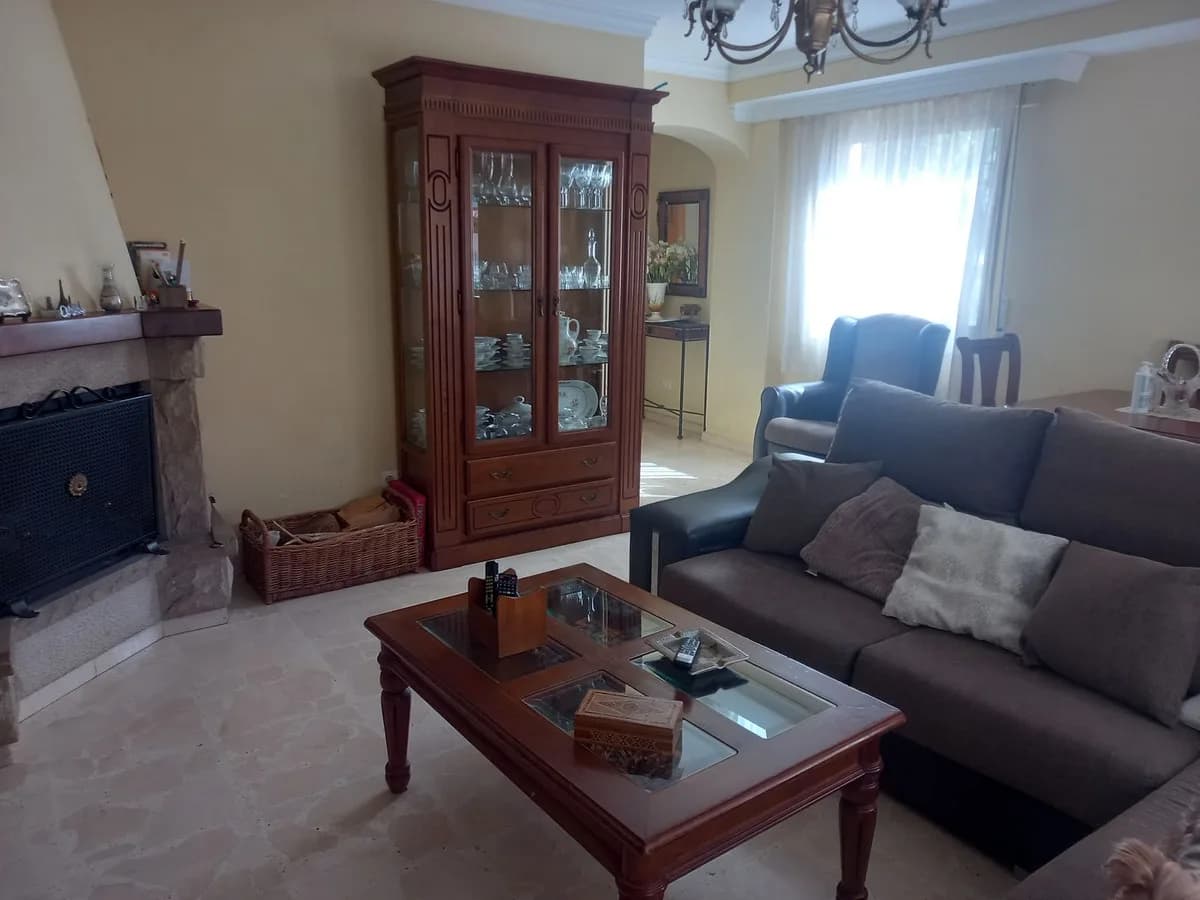4 Bedroom Semi-Detached House for Sale in Estepona, Málaga - Image 4