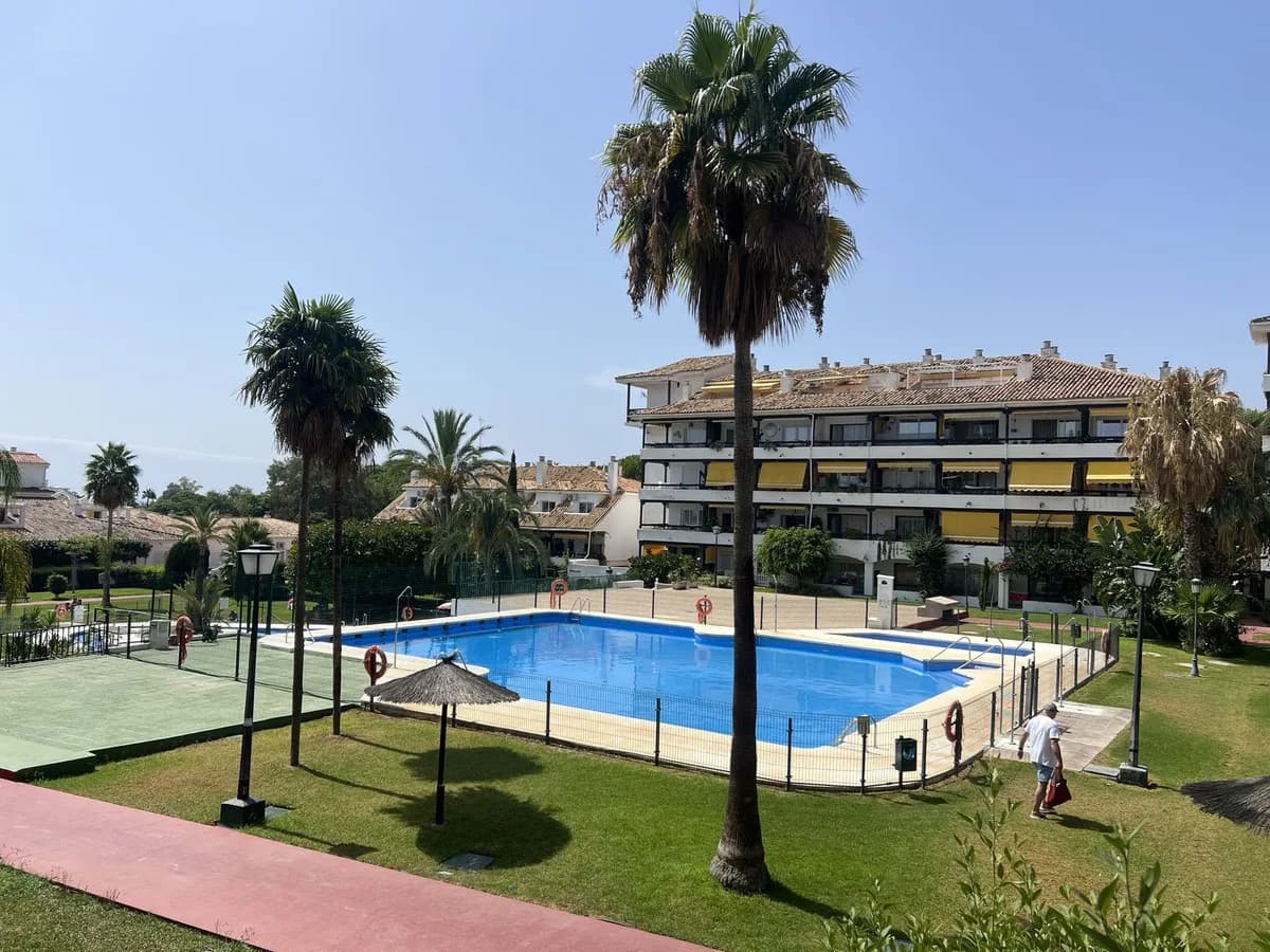 Middle Floor Studio for Sale in Marbella, Málaga - Image 8