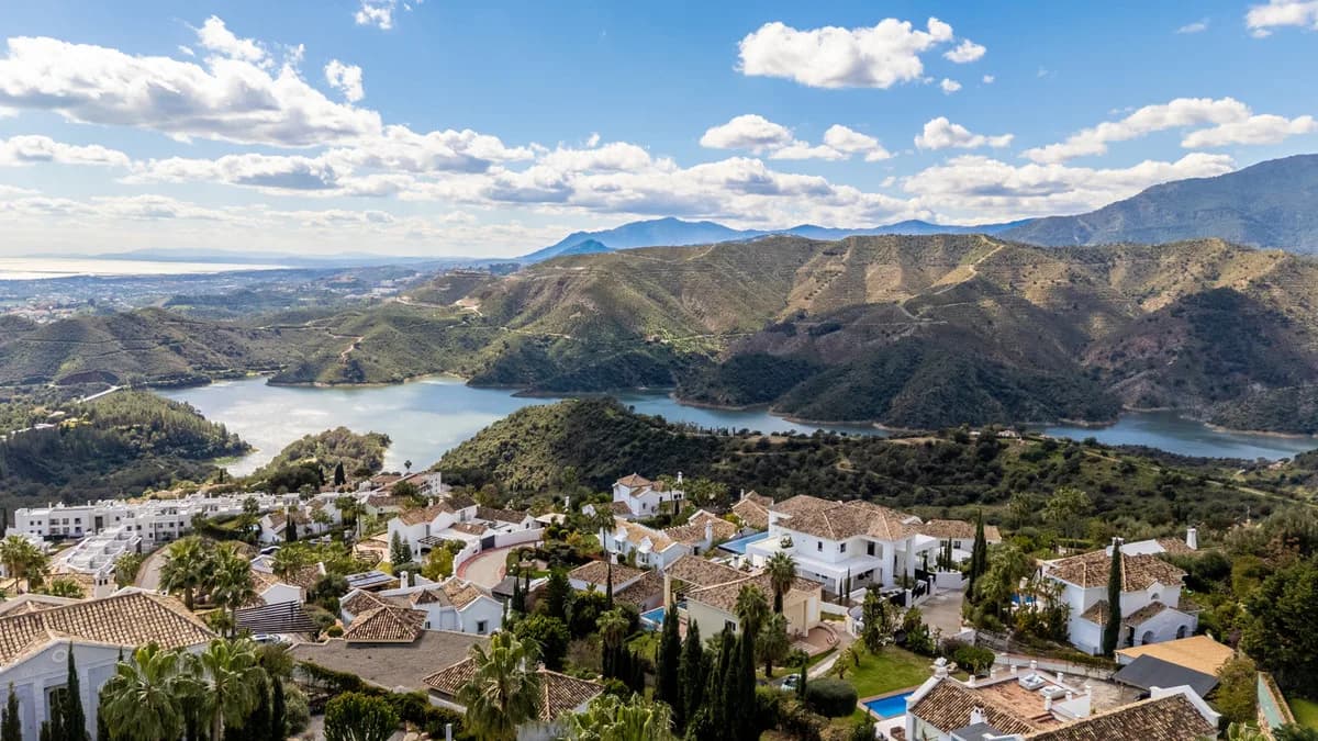 4 Bedroom Detached Villa for Sale in Istán, Málaga - Image 2
