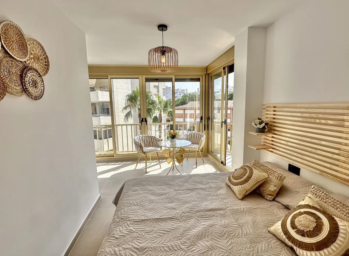 2 Bedroom Middle Floor Apartment for Sale in Fuengirola, Málaga - Image 4