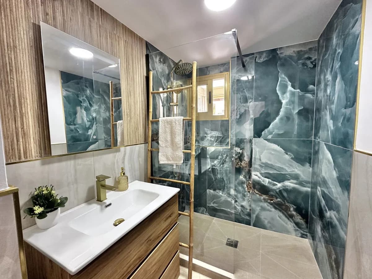 2 Bedroom Middle Floor Apartment for Sale in Fuengirola, Málaga - Image 5