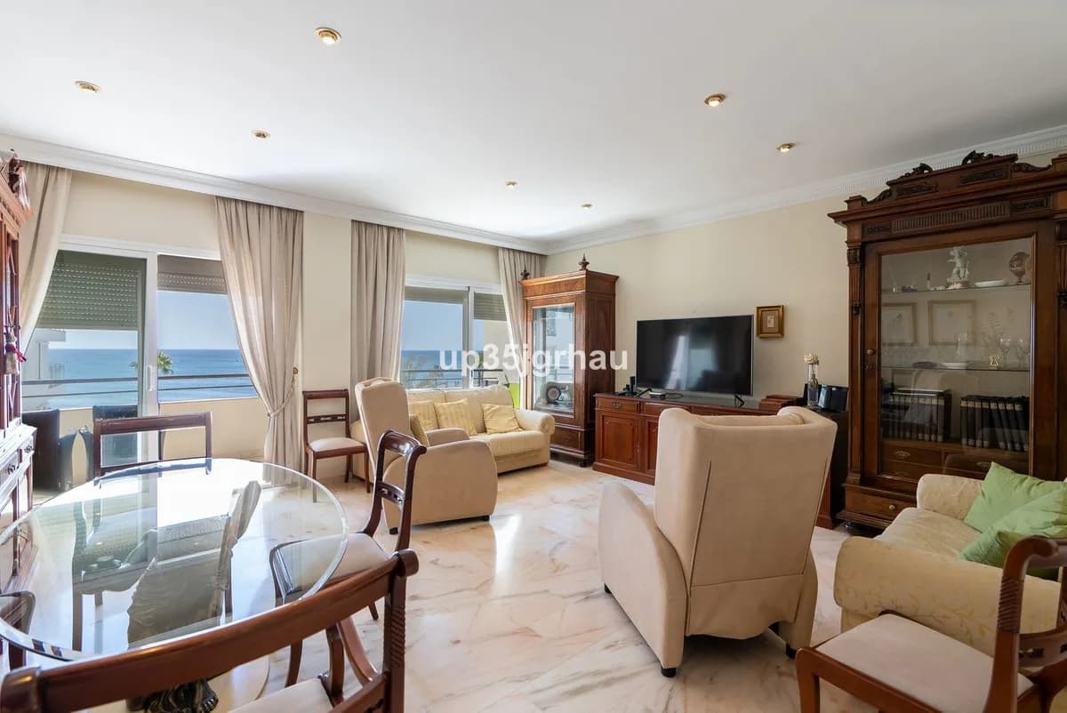 3 Bedroom Middle Floor Apartment for Sale in Estepona, Málaga - Image 2