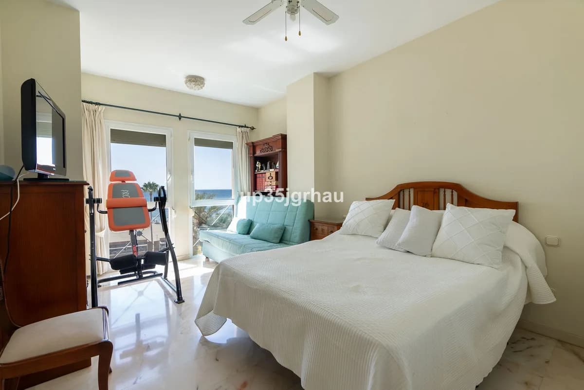3 Bedroom Middle Floor Apartment for Sale in Estepona, Málaga - Image 3
