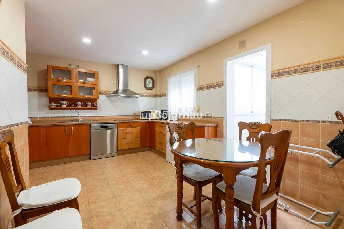3 Bedroom Middle Floor Apartment for Sale in Estepona, Málaga - Image 4