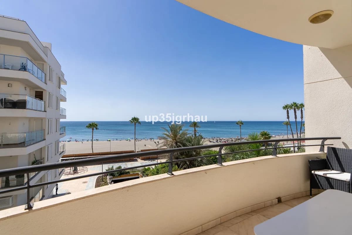 3 Bedroom Middle Floor Apartment for Sale in Estepona, Málaga - Image 5