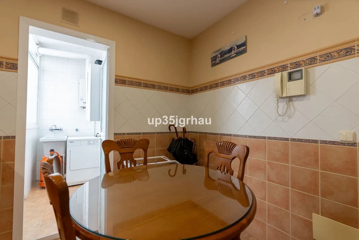 3 Bedroom Middle Floor Apartment for Sale in Estepona, Málaga - Image 6