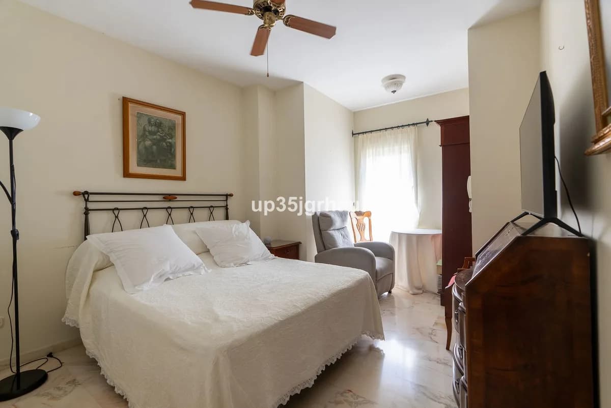 3 Bedroom Middle Floor Apartment for Sale in Estepona, Málaga - Image 7