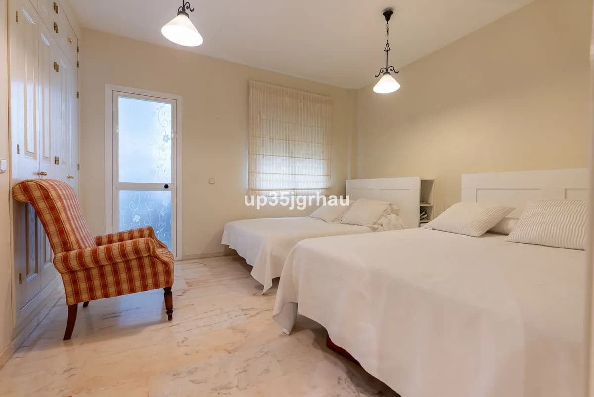 3 Bedroom Middle Floor Apartment for Sale in Estepona, Málaga - Image 8