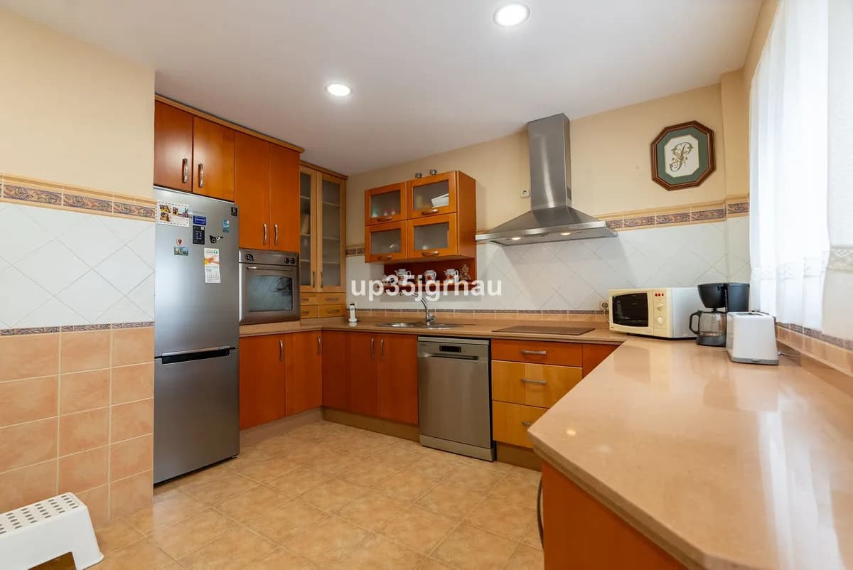 3 Bedroom Middle Floor Apartment for Sale in Estepona, Málaga - Image 9