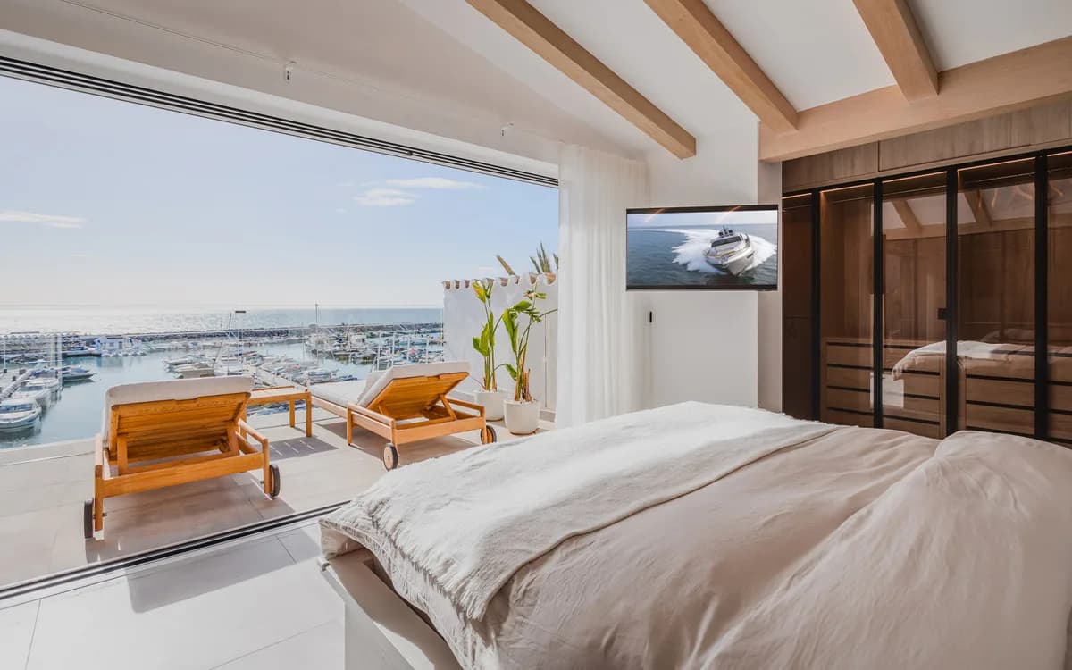 4 Bedroom Penthouse for Sale in Puerto Banús, Málaga - Image 2