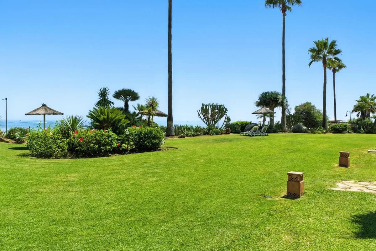 2 Bedroom Middle Floor Apartment for Sale in Costalita, Málaga - Image 4