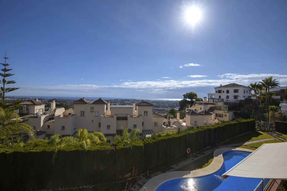 3 Bedroom Middle Floor Apartment for Sale in Los Almendros, Málaga