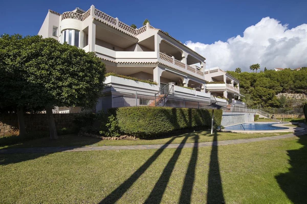 3 Bedroom Middle Floor Apartment for Sale in Los Almendros, Málaga - Image 2