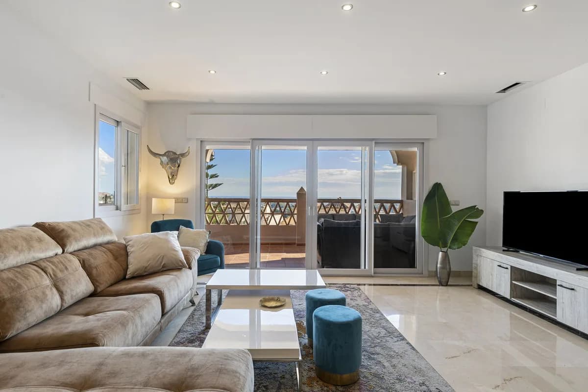 3 Bedroom Middle Floor Apartment for Sale in Los Almendros, Málaga - Image 3