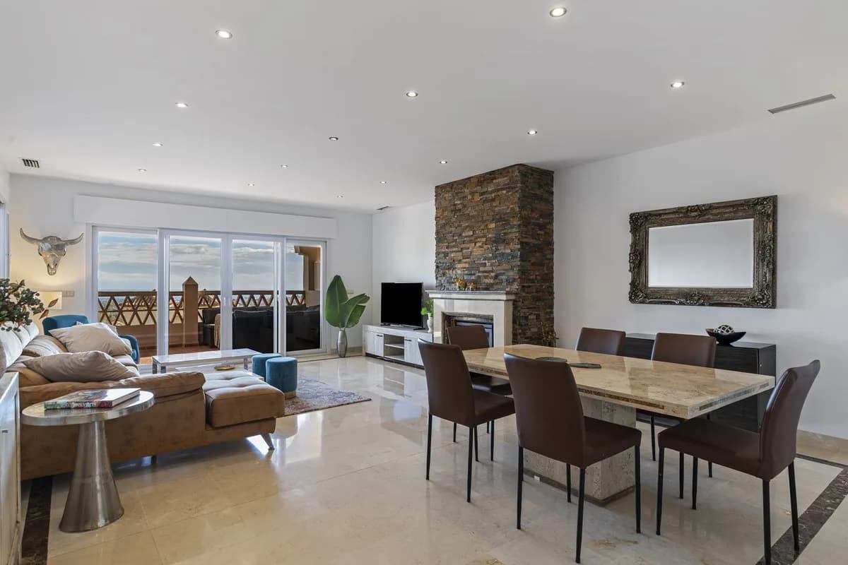 3 Bedroom Middle Floor Apartment for Sale in Los Almendros, Málaga - Image 5
