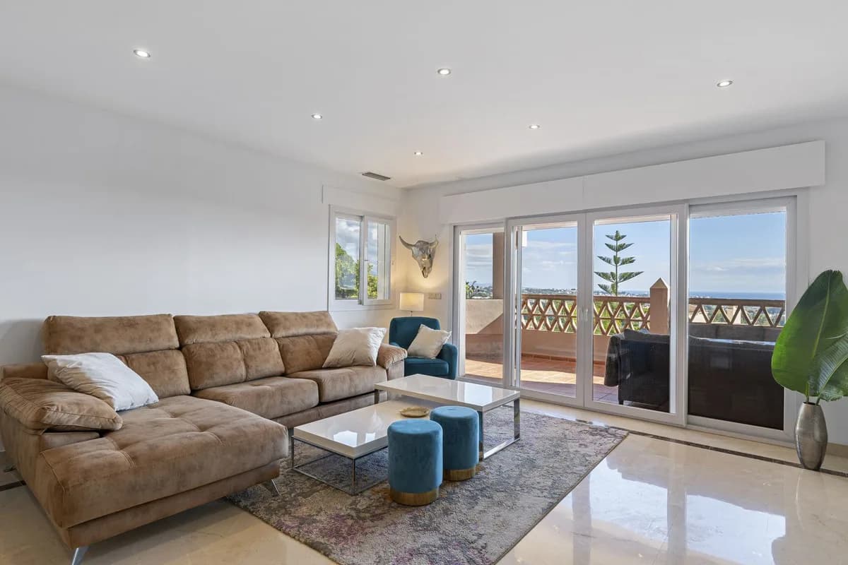 3 Bedroom Middle Floor Apartment for Sale in Los Almendros, Málaga - Image 6