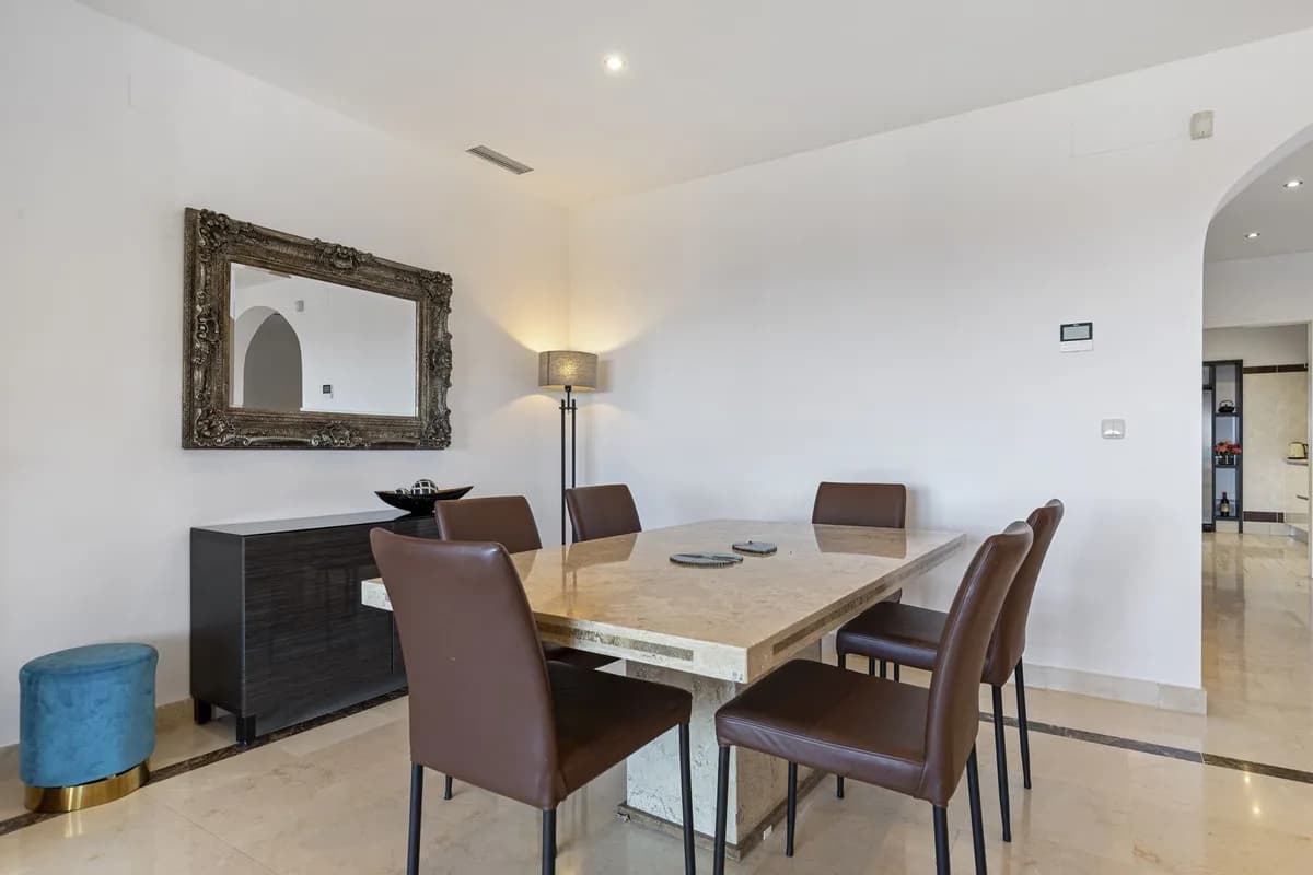3 Bedroom Middle Floor Apartment for Sale in Los Almendros, Málaga - Image 7