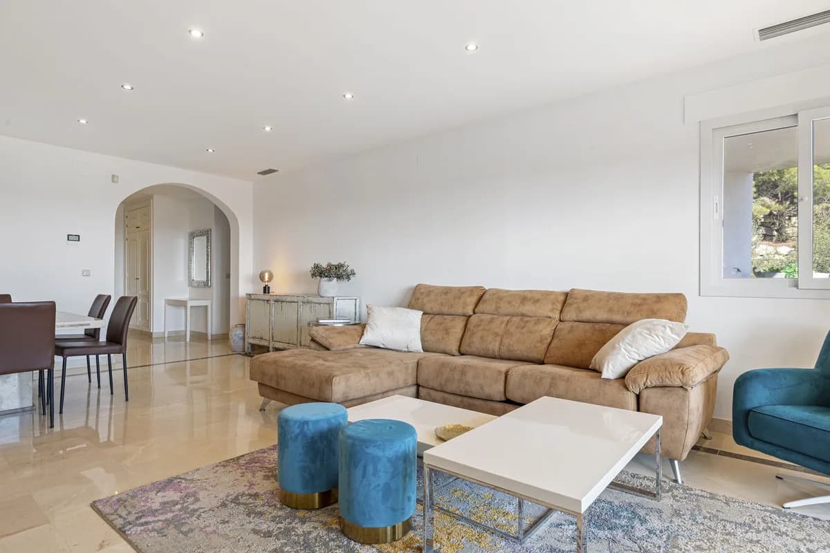 3 Bedroom Middle Floor Apartment for Sale in Los Almendros, Málaga - Image 9