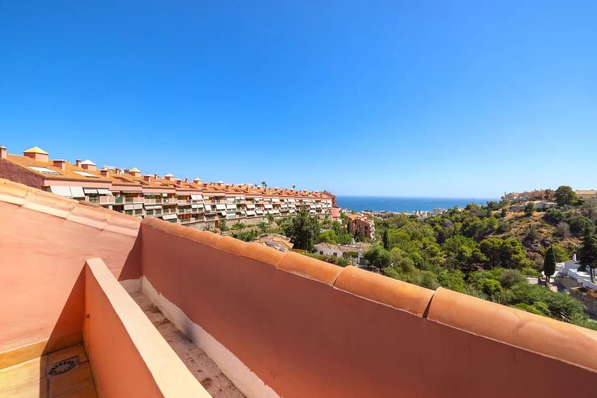4 Bedroom Top Floor Apartment for Sale in Fuengirola, Málaga - Image 2