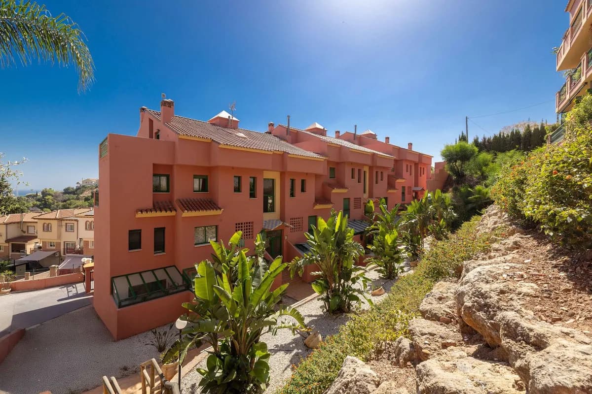 4 Bedroom Top Floor Apartment for Sale in Fuengirola, Málaga - Image 3