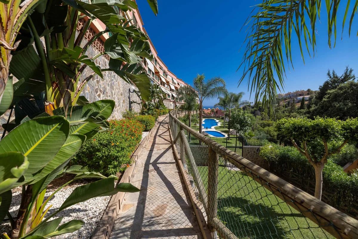 4 Bedroom Top Floor Apartment for Sale in Fuengirola, Málaga - Image 7