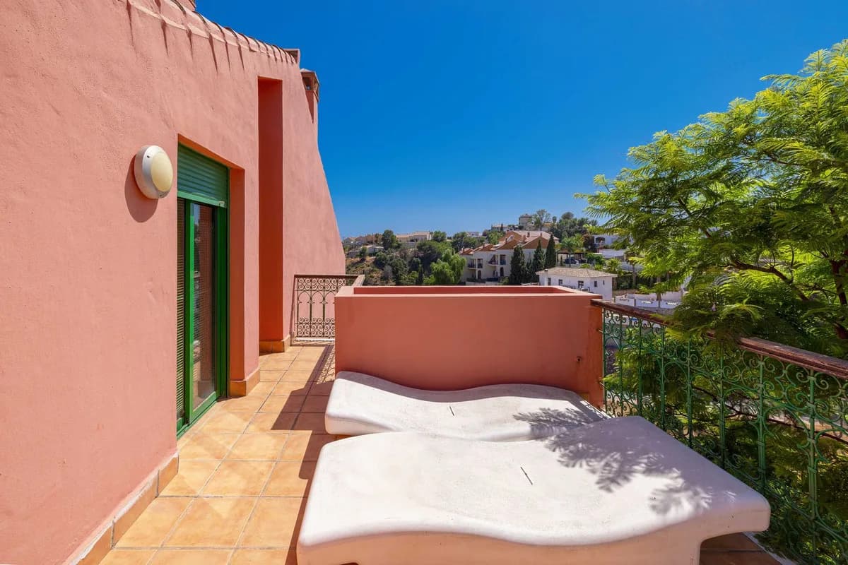 4 Bedroom Top Floor Apartment for Sale in Fuengirola, Málaga - Image 9