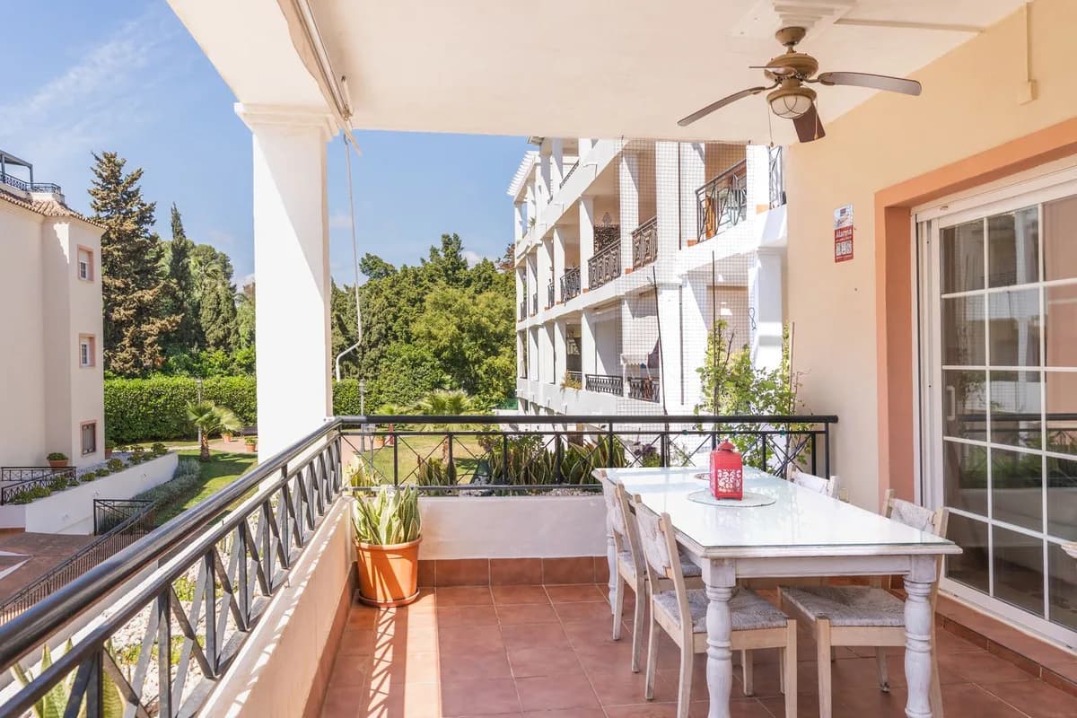 3 Bedroom Middle Floor Apartment for Sale in Nueva Andalucía, Málaga - Image 2