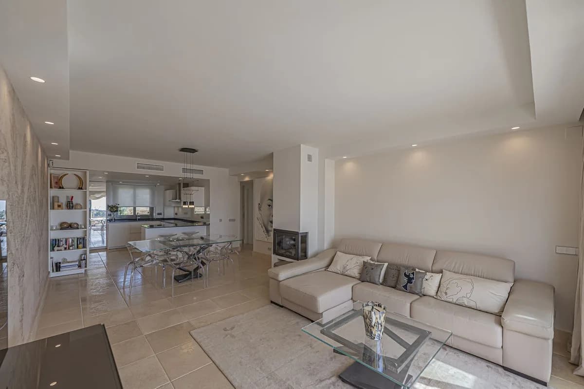 2 Bedroom Middle Floor Apartment for Sale in Los Flamingos, Málaga - Image 4