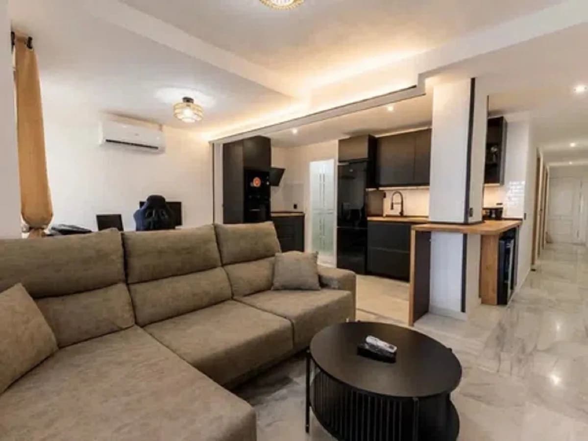2 Bedroom Middle Floor Apartment for Sale in Torreblanca, Málaga - Image 2