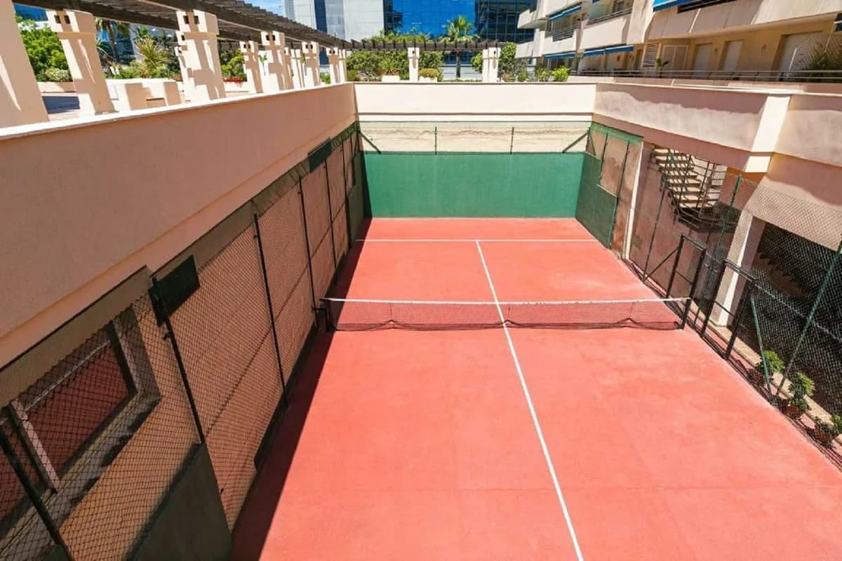 2 Bedroom Middle Floor Apartment for Sale in Puerto Banús, Málaga - Image 2