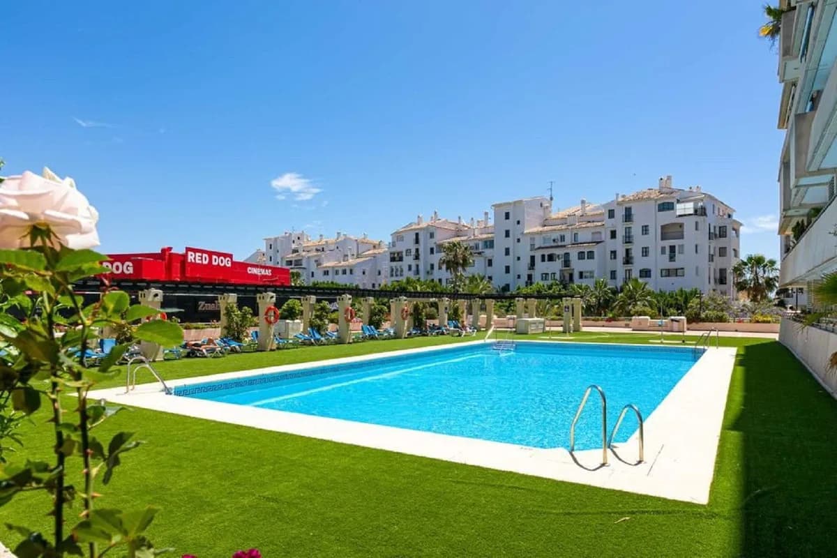 2 Bedroom Middle Floor Apartment for Sale in Puerto Banús, Málaga - Image 3