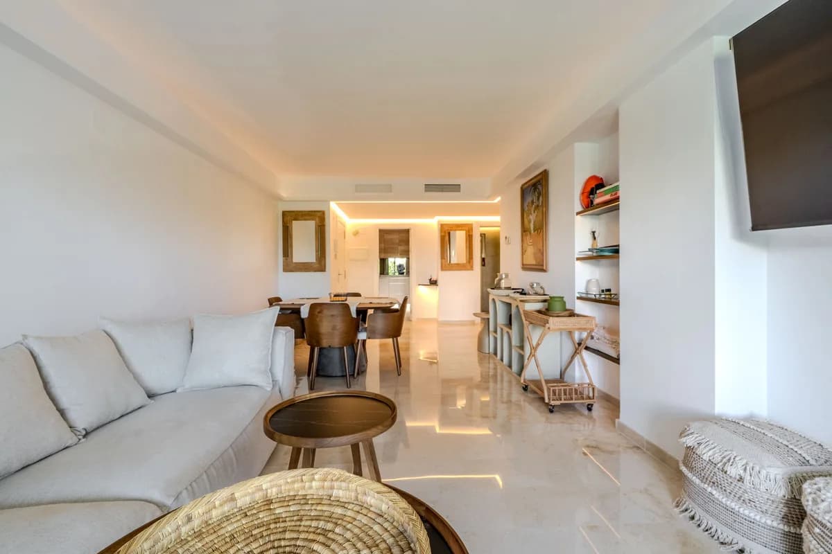 2 Bedroom Middle Floor Apartment for Sale in Puerto Banús, Málaga - Image 2