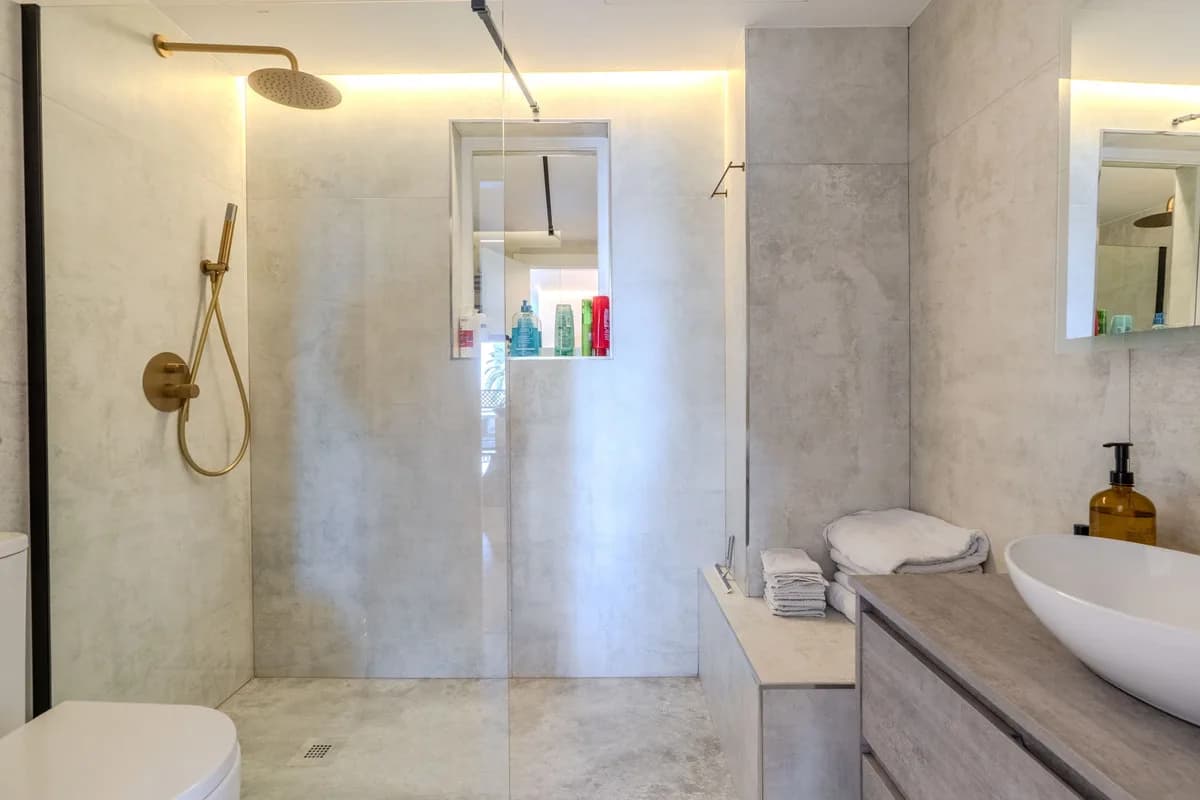 2 Bedroom Middle Floor Apartment for Sale in Puerto Banús, Málaga - Image 6