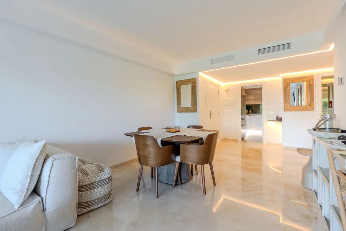 2 Bedroom Middle Floor Apartment for Sale in Puerto Banús, Málaga - Image 9