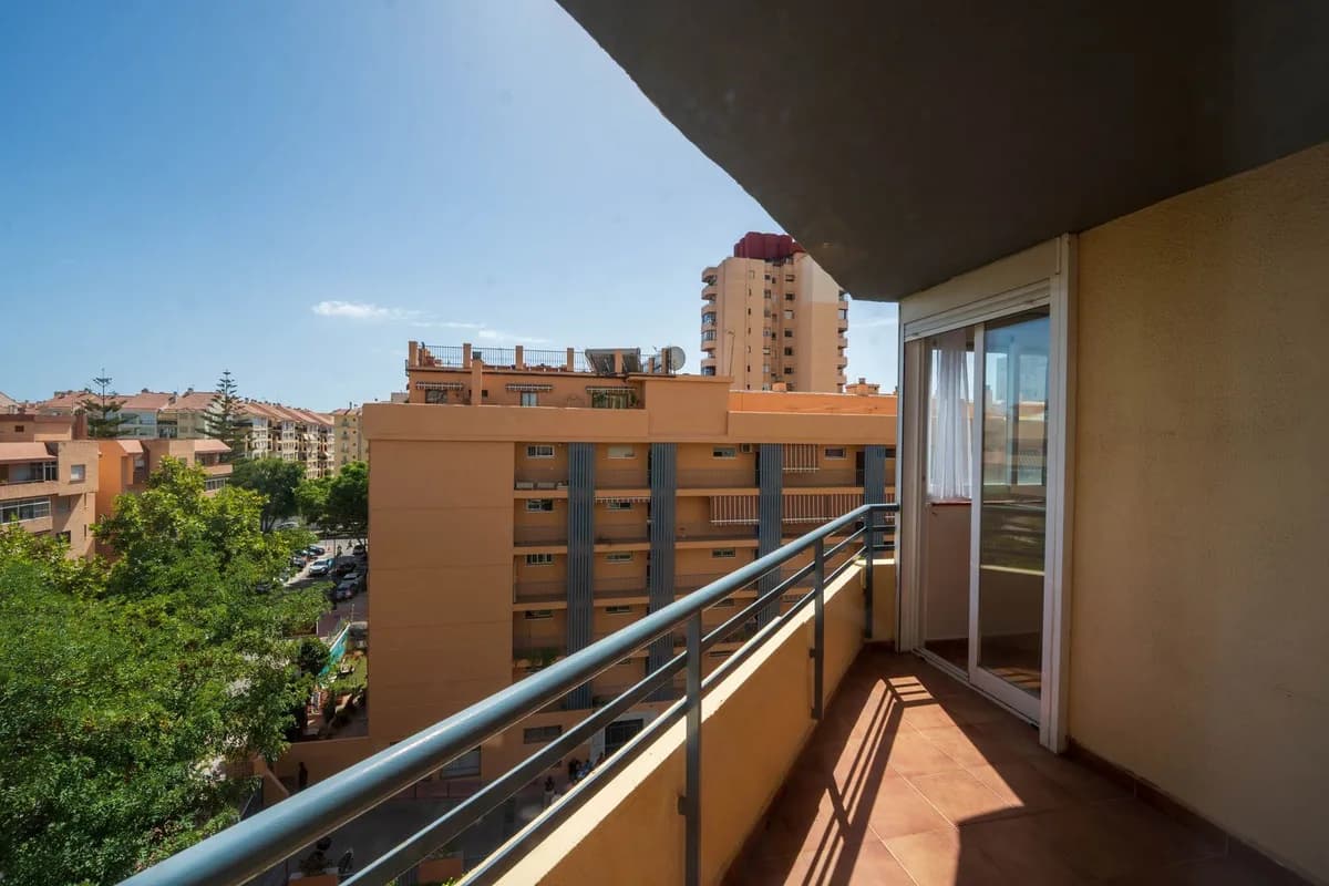 3 Bedroom Middle Floor Apartment for Sale in Fuengirola, Málaga - Image 2