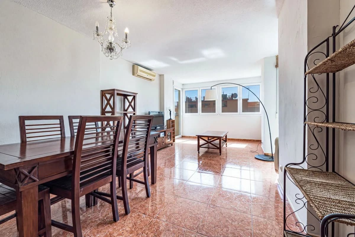 3 Bedroom Middle Floor Apartment for Sale in Fuengirola, Málaga - Image 5