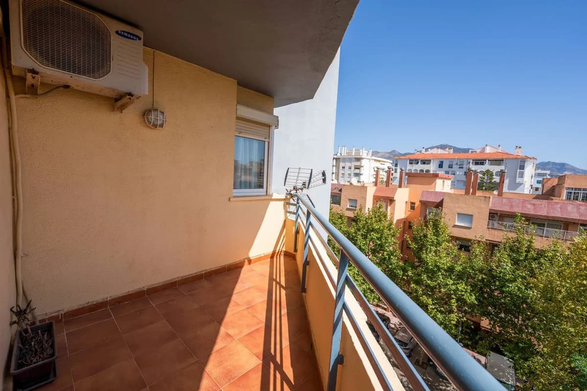 3 Bedroom Middle Floor Apartment for Sale in Fuengirola, Málaga - Image 9