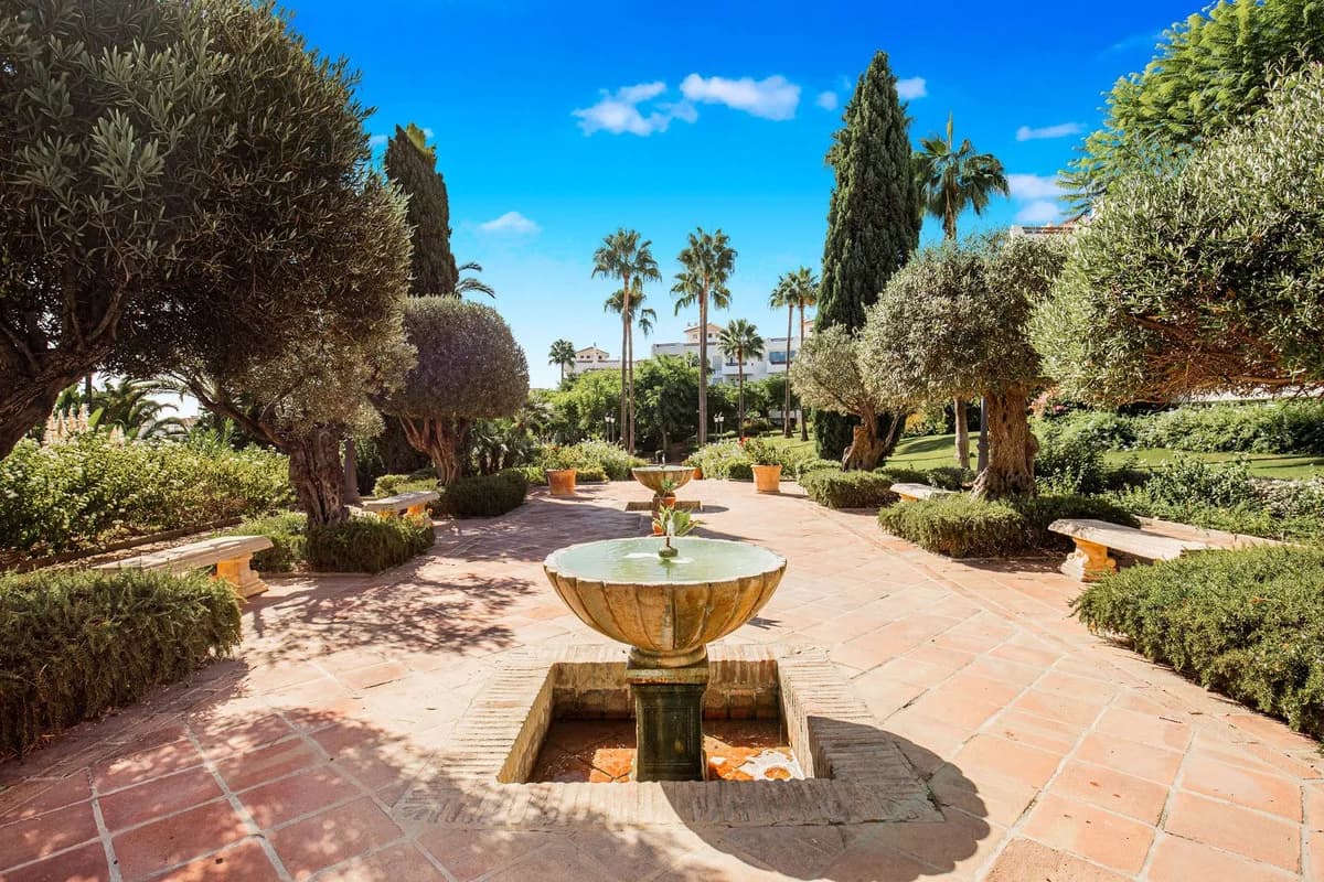 2 Bedroom Middle Floor Apartment for Sale in Estepona, Málaga - Image 3