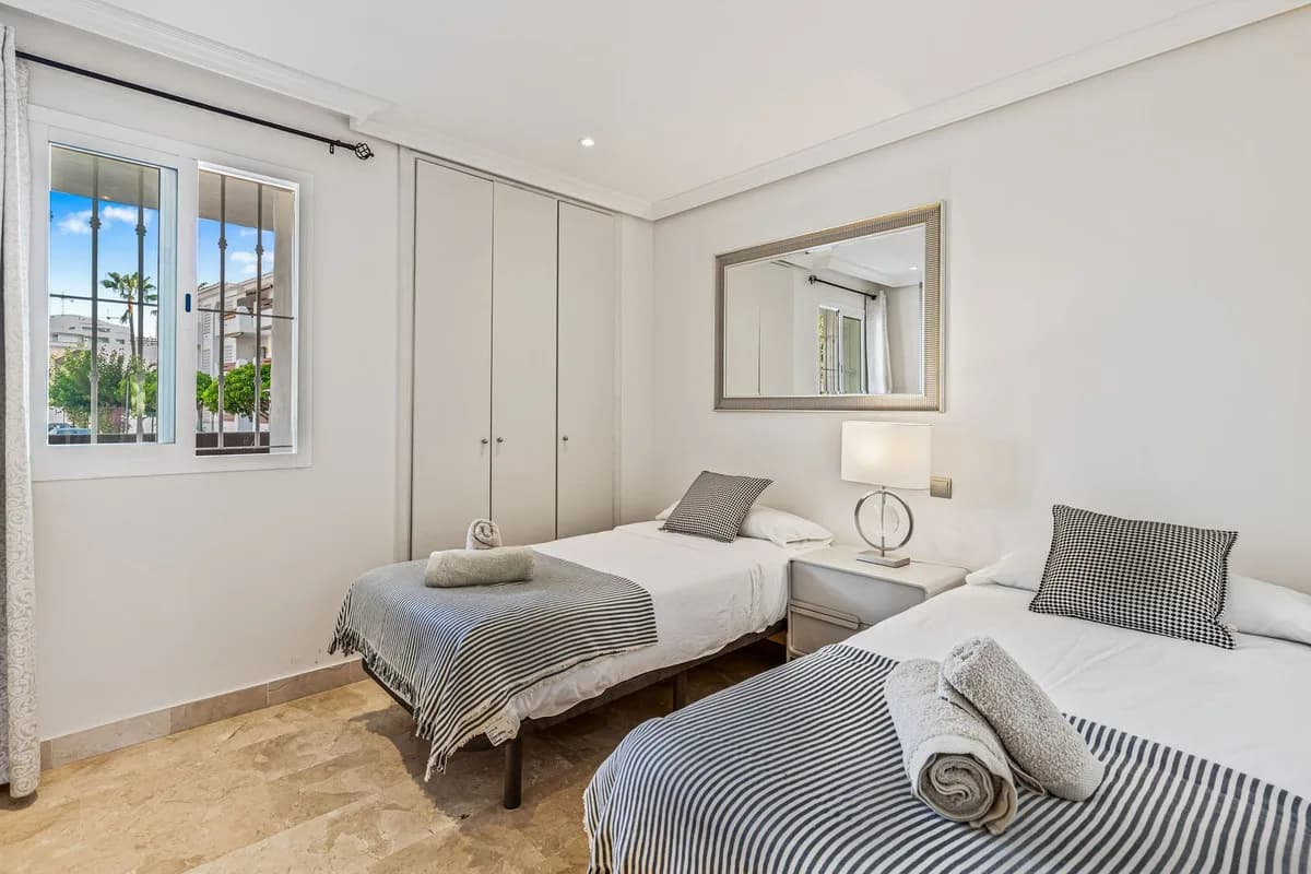 2 Bedroom Middle Floor Apartment for Sale in Estepona, Málaga - Image 6