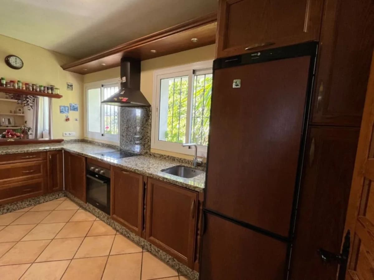 5 Bedroom Detached Villa for Sale in Elviria, Málaga - Image 3