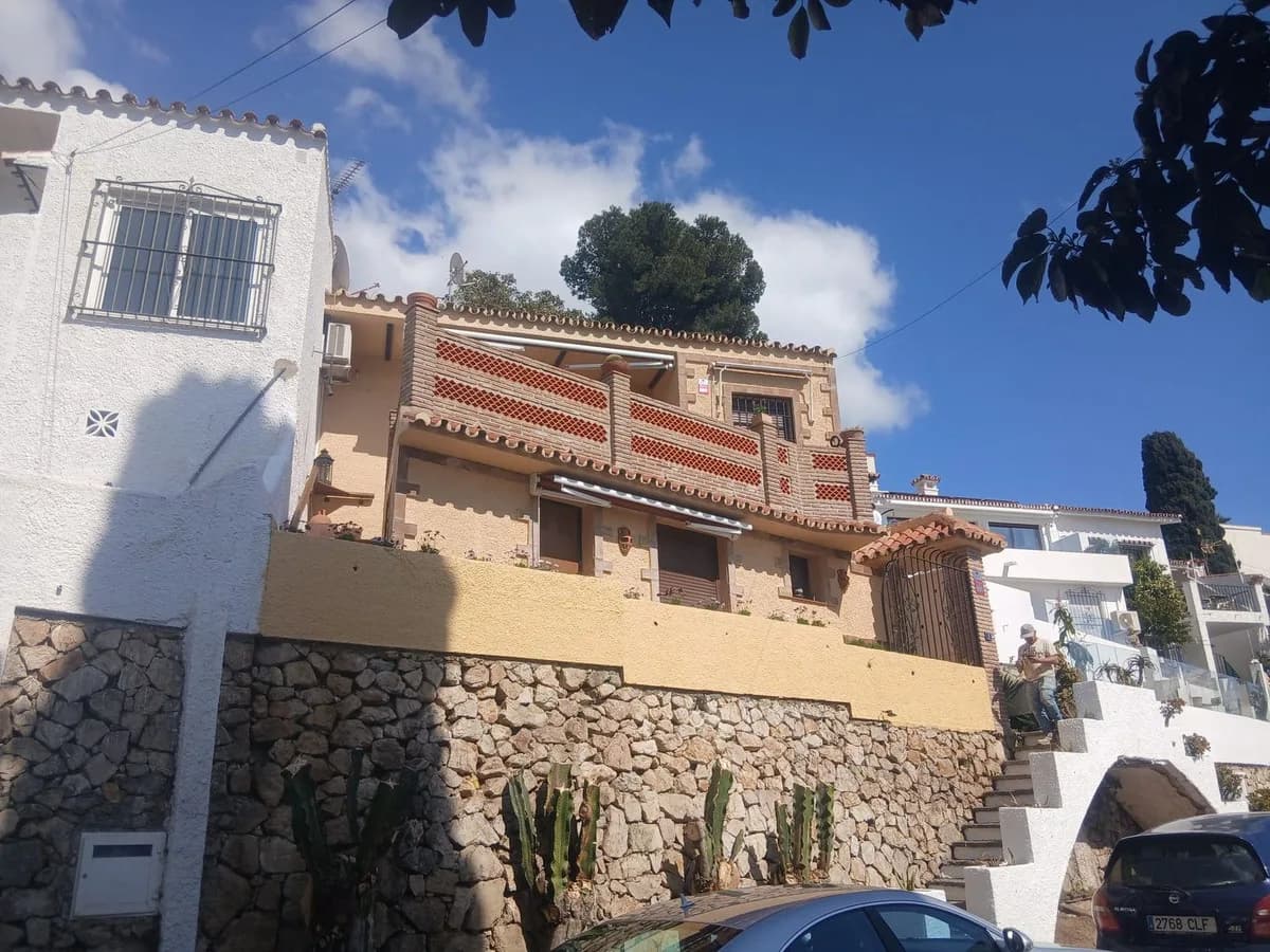 3 Bedroom Semi-Detached House for Sale in Nueva Andalucía, Málaga - Image 2