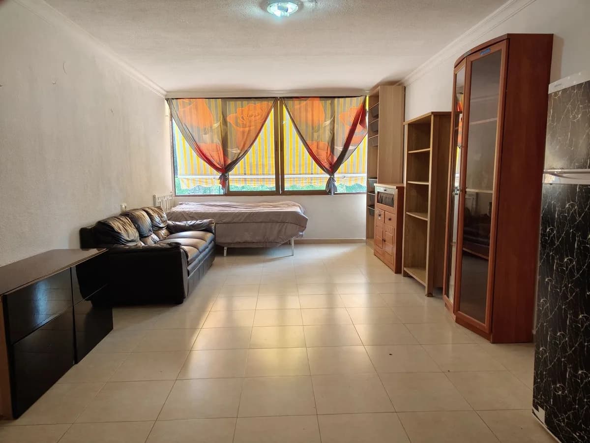 1 Bedroom Middle Floor Apartment for Sale in Los Pacos, Málaga - Image 2