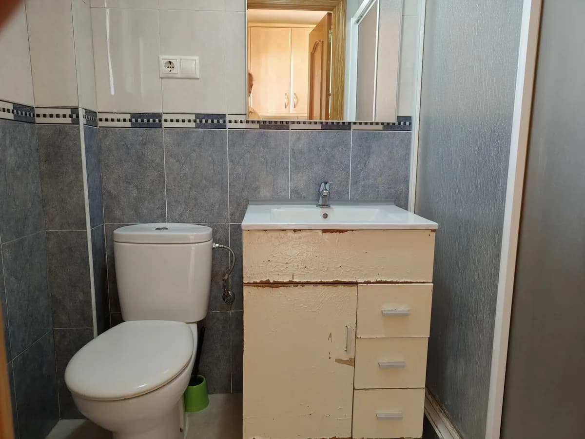 1 Bedroom Middle Floor Apartment for Sale in Los Pacos, Málaga - Image 4