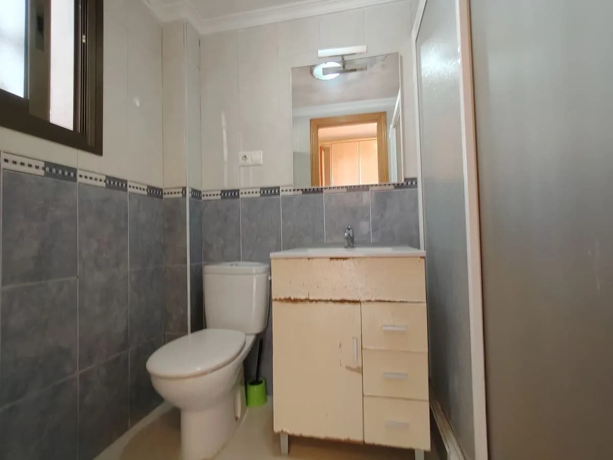 1 Bedroom Middle Floor Apartment for Sale in Los Pacos, Málaga - Image 5