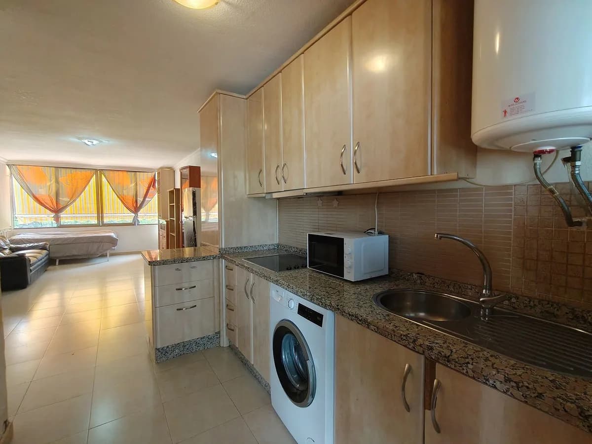1 Bedroom Middle Floor Apartment for Sale in Los Pacos, Málaga - Image 6